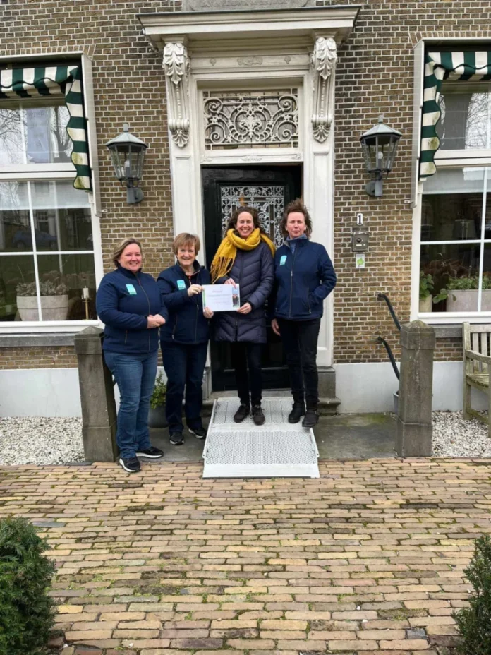 Boeren en Tuinders pakken uit met Kerst: Cheque van 500 euro voor Hospice Hoeksche Waard van LTO Noord