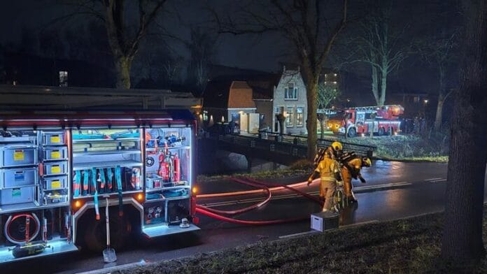 Woningbrand aan de Beneden Oostdijk in Oud-Beijerland