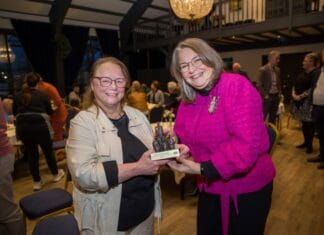 Miek van den Boogaard ontvangt gemeentelijk waarderingsgeschenk voor inzet voor Hospice Hoeksche Waard