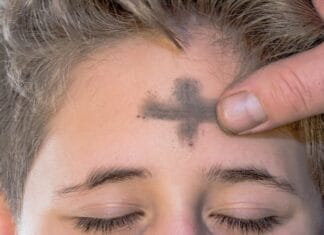Askruisje halen bij meditatief moment op Aswoensdag in de Open Hof Kerk