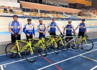 De Hoekse Renners trainen op de Wielerbaan in Apeldoorn