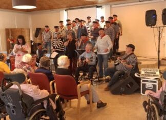 Shantykoor De Hoeksche Waard zingt in verzorgingshuis Sonneburgh