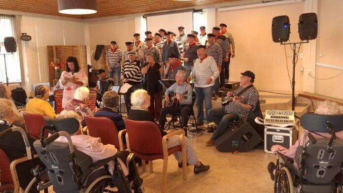 Shantykoor De Hoeksche Waard zingt in verzorgingshuis Sonneburgh