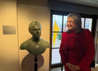 Tentoonstelling over Suze Groeneweg geopend door wethouder Miranda den Tuinder in museum Het Land van Strijen