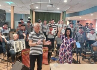 Shantykoor De Hoeksche Waard zingt voor De Zonnebloem