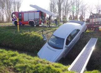 Auto met aanhanger te water in Maasdam