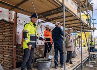 Startsein bouw 20 woningen in duurzame woonwijk Heinenoord