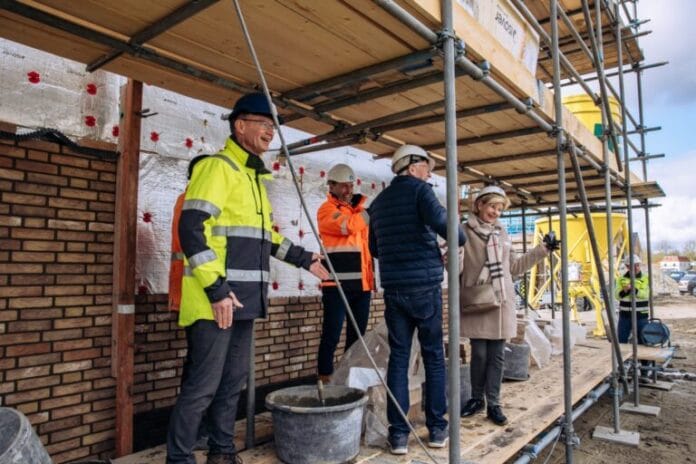 Startsein bouw 20 woningen in duurzame woonwijk Heinenoord