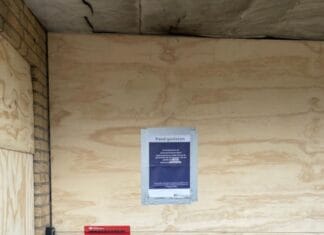 Burgemeester sluit woning in aan de Dorpsstraat Maasdam na explosie