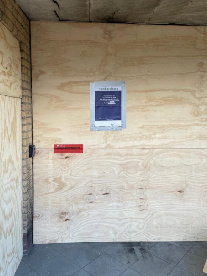 Burgemeester sluit woning in aan de Dorpsstraat Maasdam na explosie