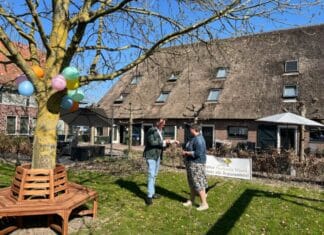 Stichting Roparun bezoekt tuin en stilteruimte Hospice Hoeksche Waard