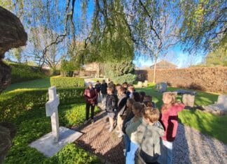 Groep 7 De Bouwsteen bezoekt Oude Begraafplaats ter voorbereiding op 4 mei-herdenking