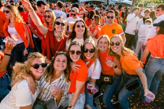 Geslaagde Koningsdag in ‘s-Gravendeel : Stralende sfeerfoto’s vastgelegd door Arjan Barendregt Fotografie