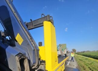 Aanhanger raakt los op de N217 en belandt in sloot