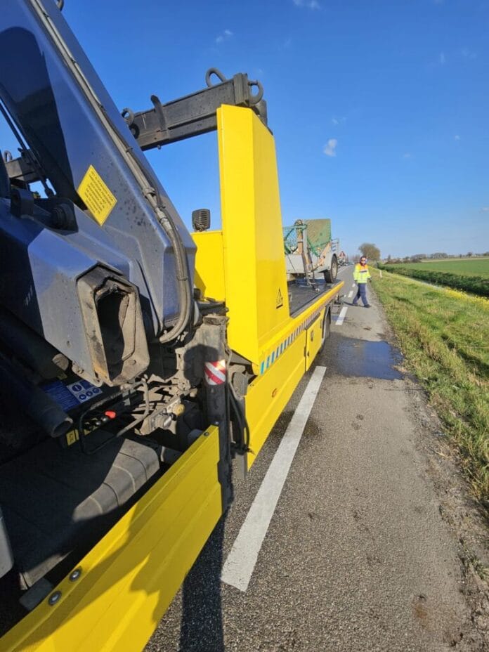 Aanhanger raakt los op de N217 en belandt in sloot