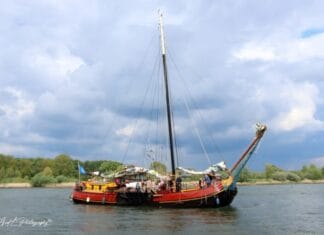 Historisch graantransport trekt veel bekijks in haven van Puttershoek