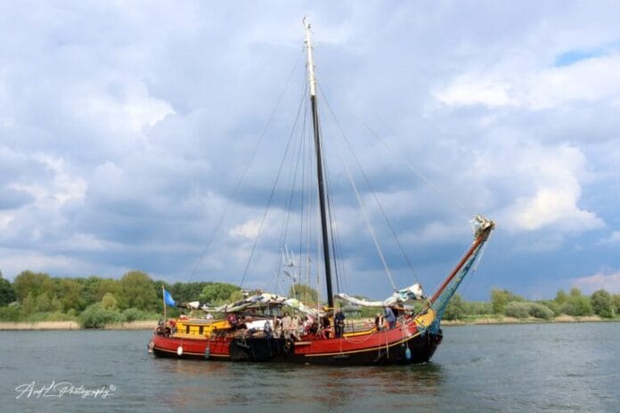 Historisch graantransport trekt veel bekijks in haven van Puttershoek