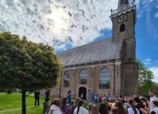 Samen herdenken en vieren in Westmaas: scholen adopteren monument ‘De Traan’