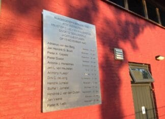 Monument slachtoffers veerboten Numansdorp krijgt informatiebord omdat 2 slachtoffers op het monument samenwerkten met de duitsers