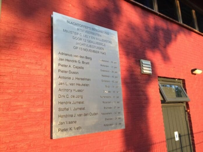 Monument slachtoffers veerboten Numansdorp krijgt informatiebord omdat 2 slachtoffers op het monument samenwerkten met de duitsers