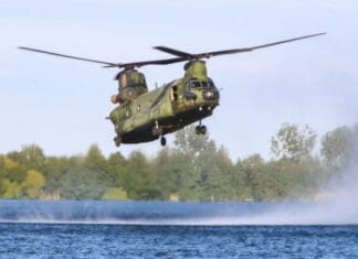 4 historische vliegtuigen, 2 Defensiehelikopters en vliegtuig tijdens bevrijdingsdag met banner boven Hoeksche Waard
