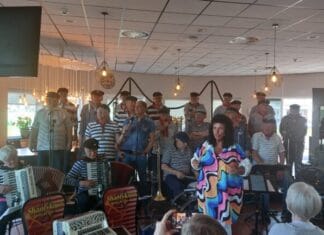 Binnen bij de Buitensluis: Shantykoor zorgt voor zeemanssfeer in Numansdorp