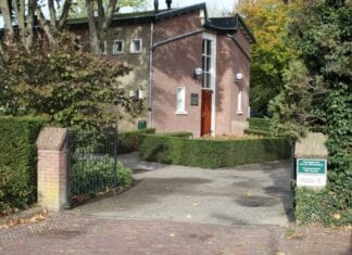 Ruiming van graven op de begraafplaats van Strijen