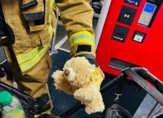 Fikkie als troost: liftopsluiting eindigt met een glimlach dankzij Brandweer Oud-Beijerland