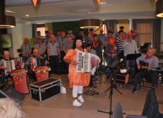Shantykoor De Hoeksche Waard zorgt voor feeststemming voor senioren op Koningsdag in Mijnsheerenland: