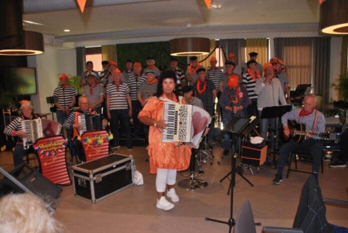 Shantykoor De Hoeksche Waard zorgt voor feeststemming voor senioren op Koningsdag in Mijnsheerenland: