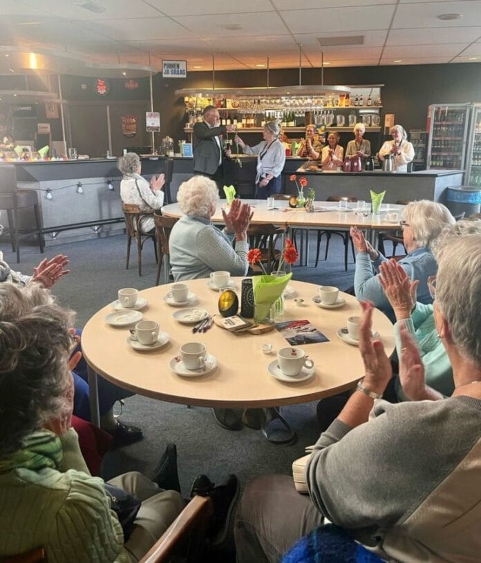 Nieuwe ontmoetingsplek voor senioren in Heinenoord geopend