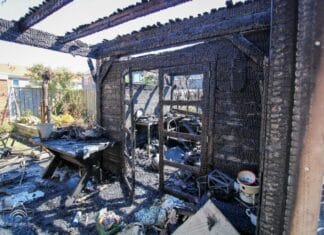 Buitenbrand door gasbrander in Numansdorp slaat over op schuur en tuin