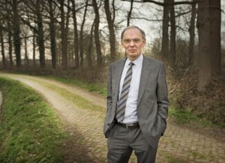 Henk Poot komt naar De Voorhof van de hervormde kerk in Numansdorp