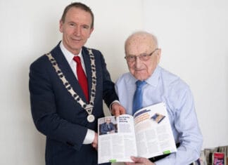 Eerste exemplaar magazine 80 jaar vrijheid uitgereikt aan Arie den Hartog