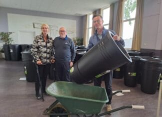 Inwoners van Strijensas ontvangen gratis regenton: Samen voor een groener dorp