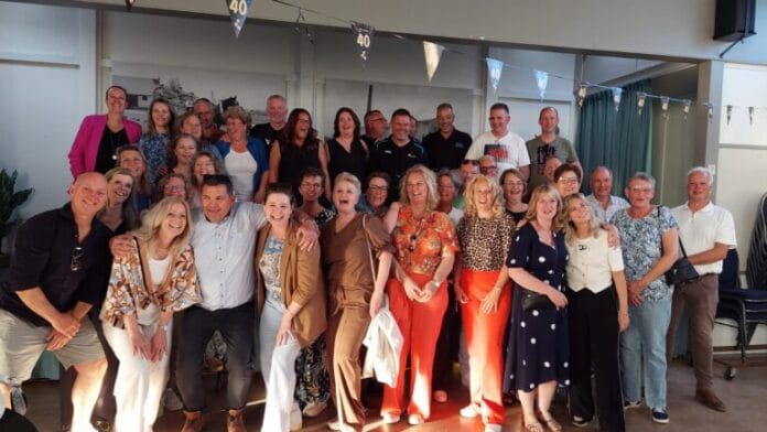 Feest der Herkenning bij 40 jaar Buurthuis Ronduit: Reünie brengt oud-buurtgenoten en klasgenoten samen”