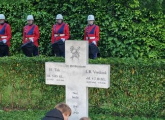 Leerlingen leggen krans bij Indië-monument in ’s-Gravendeel