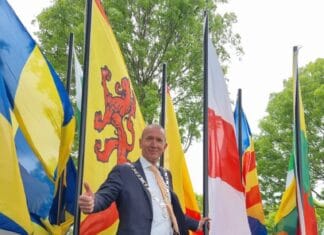 Burgemeester Erik van Heijningen voert bevrijdingstocht aan
