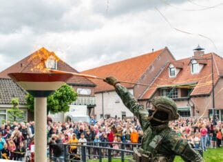 Foto’s van een geslaagde Bevrijdingsdag in ’s-Gravendeel met herdenking, spel en muziek