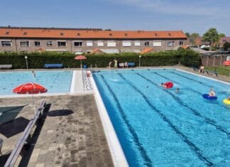 Openluchtzwembad ’t Centrum in Klaaswaal feestelijk geopend voor nieuw zwemseizoen