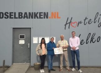 Leerlingen Hoeksch Lyceum overhandigen cheque aan Voedselbank Hoeksche Waard