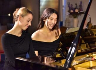 Jong Pianoduo Brengt Sprankelend Klassiek Concert in Puttershoek