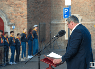 Indrukwekkende dodenherdenking in Strijen met stille tocht en betrokken jeugd