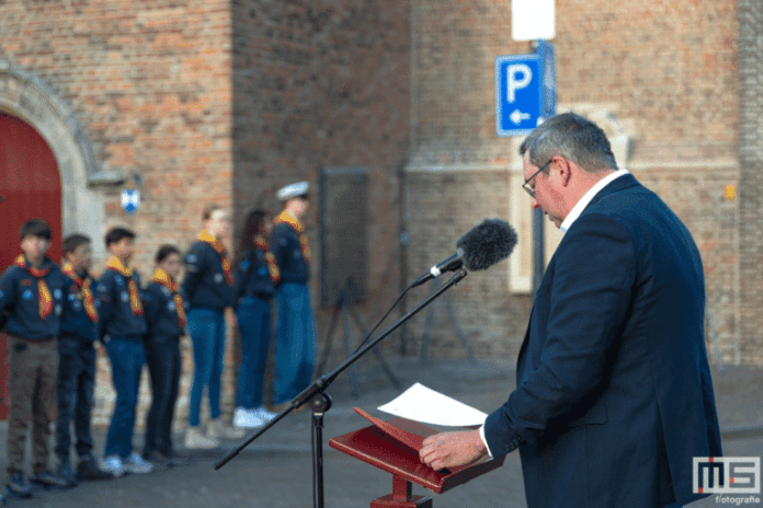 Indrukwekkende dodenherdenking in Strijen met stille tocht en betrokken jeugd