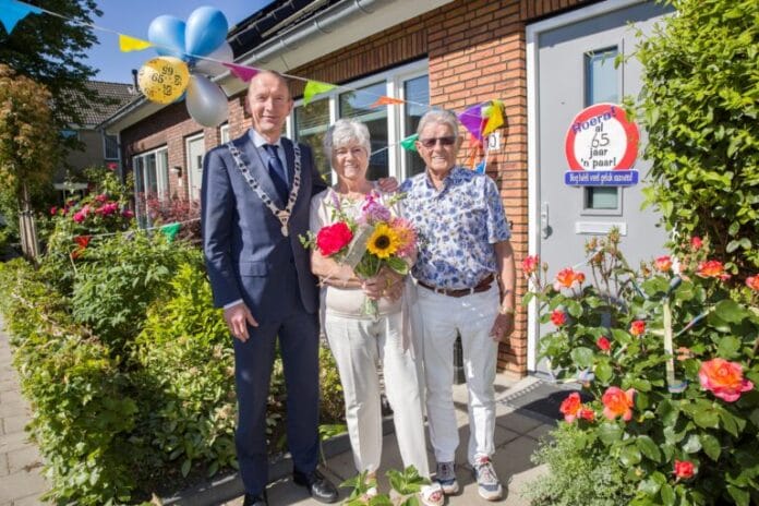 Echtpaar Bos-van Egmond uit Oud-Beijerland viert briljanten huwelijksdag