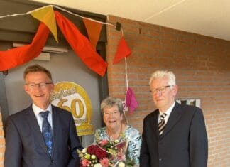 Echtpaar Den Hartigh-Louter uit Oud-Beijerland viert diamanten jubileum
