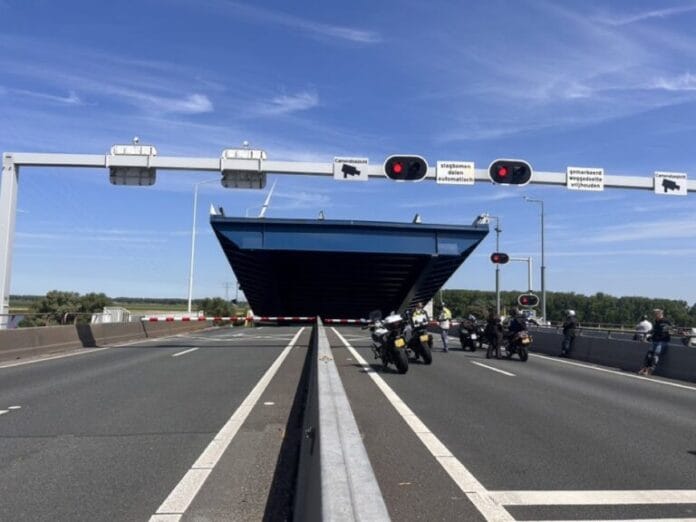 Update : Haringvlietbrug weer open na storing van ruim een uur