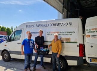 Hervormde Kerk Maasdam overhandigt 50e boodschappenkrat aan Voedselbank Hoeksche Waard