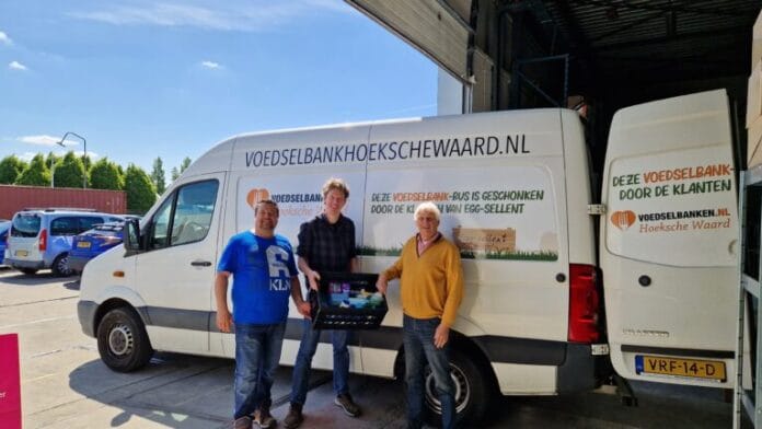 Hervormde Kerk Maasdam overhandigt 50e boodschappenkrat aan Voedselbank Hoeksche Waard