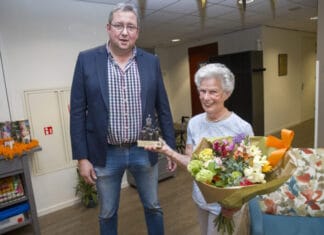 Waarderingsgeschenk gemeente Hoeksche Waard voor Corrie Bekker en Lea Schoolmeester: 50 jaar vrijwilliger bij Zorgwaard